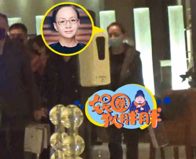 老藝術家聚會!宋丹丹現場與男性貼身講悄悄話,徐帆穿運動裝趕場
