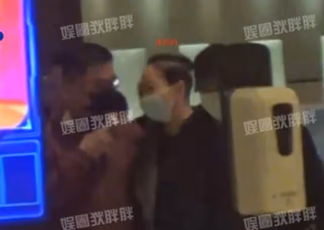 老藝術家聚會!宋丹丹現場與男性貼身講悄悄話,徐帆穿運動裝趕場