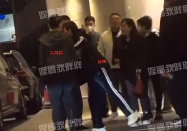 老藝術家聚會!宋丹丹現場與男性貼身講悄悄話,徐帆穿運動裝趕場