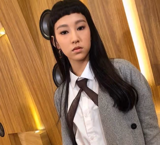 16歲女星生病仍堅持工作，台上跌倒崩潰大哭，卻被網友質疑炒作