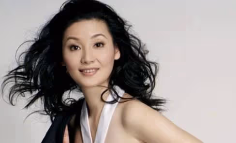 老藝術家聚會!宋丹丹現場與男性貼身講悄悄話,徐帆穿運動裝趕場