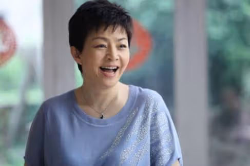 老藝術家聚會!宋丹丹現場與男性貼身講悄悄話,徐帆穿運動裝趕場