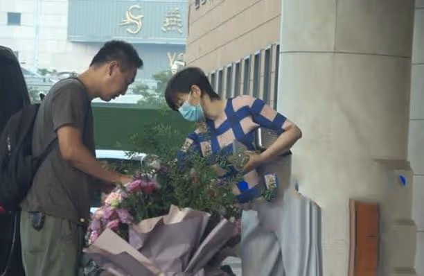 老藝術家聚會!宋丹丹現場與男性貼身講悄悄話,徐帆穿運動裝趕場