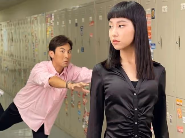 16歲女星生病仍堅持工作，台上跌倒崩潰大哭，卻被網友質疑炒作