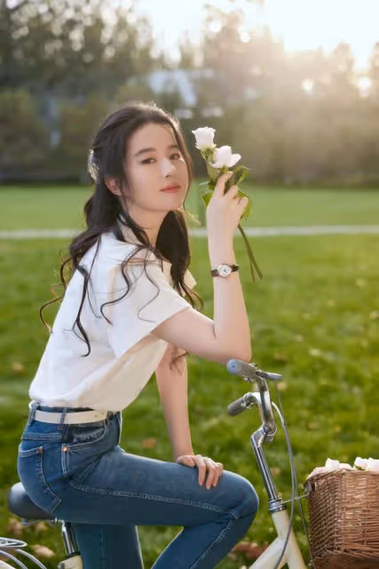 劉亦菲大理出遊被偶遇!戴金戒指露奢侈品logo,吃路邊攤側顏驚艷