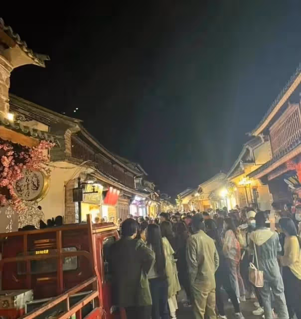 劉亦菲大理出遊被偶遇!戴金戒指露奢侈品logo,吃路邊攤側顏驚艷