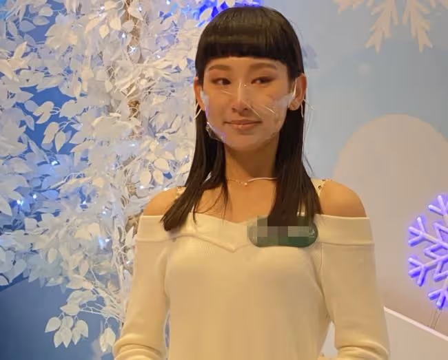 16歲女星生病仍堅持工作，台上跌倒崩潰大哭，卻被網友質疑炒作