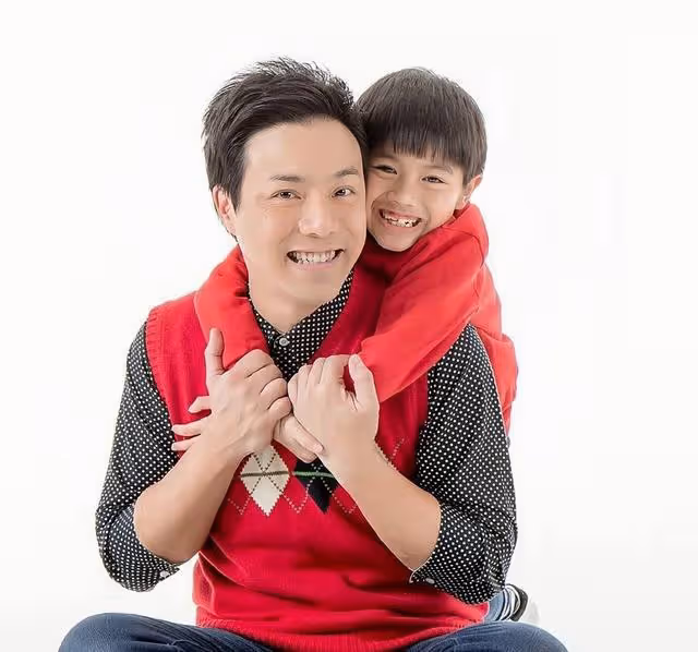 又走一個！43歲TVB知名男星約滿離巢，全家將移民到國外生活