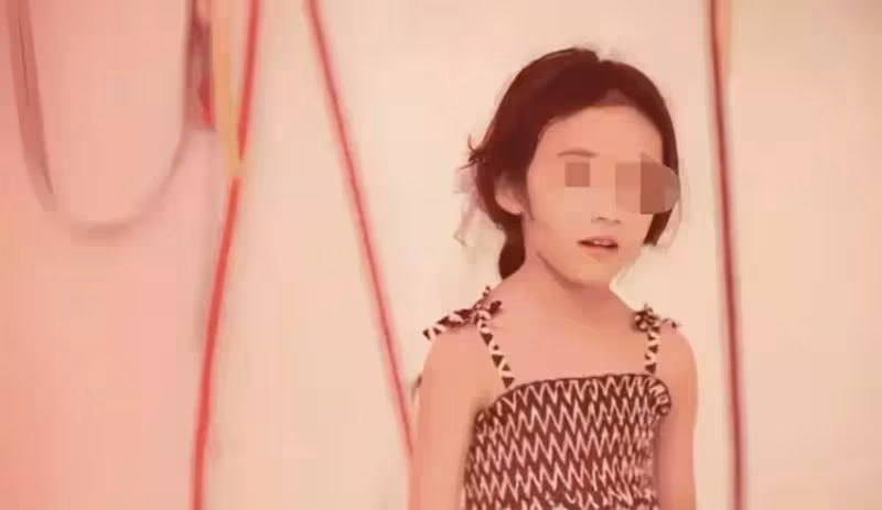 楊冪女兒近照曝光，7歲小糯米長相可愛，五官完美繼承爸媽基因，網直呼：難怪不願公開！