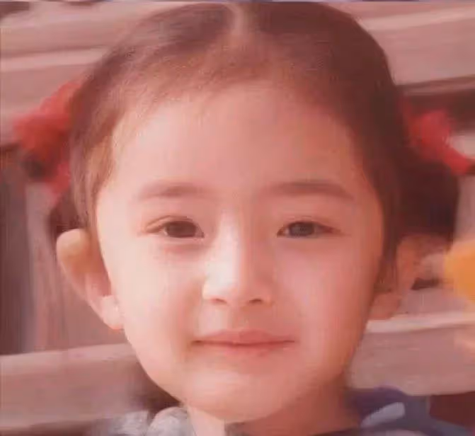 楊冪女兒近照曝光，7歲小糯米長相可愛，五官完美繼承爸媽基因，網直呼：難怪不願公開！