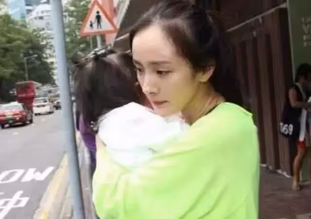 楊冪女兒近照曝光，7歲小糯米長相可愛，五官完美繼承爸媽基因，網直呼：難怪不願公開！