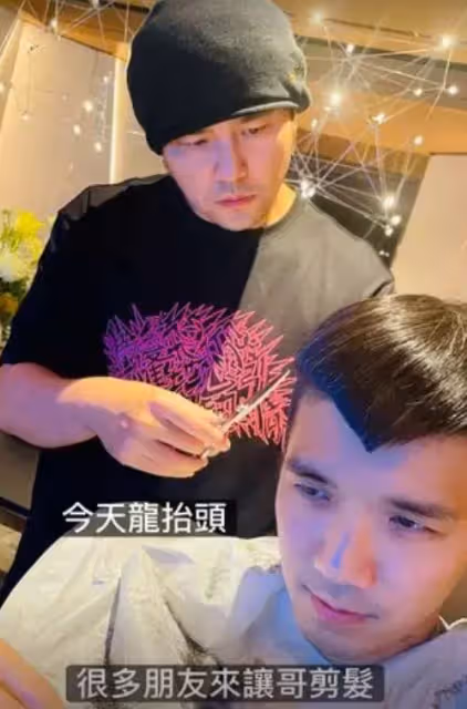 昆淩懷孕6個月，周杰倫帶她逛街，挺著大肚子的昆淩「孕樣十足」，網友：幸福媽媽