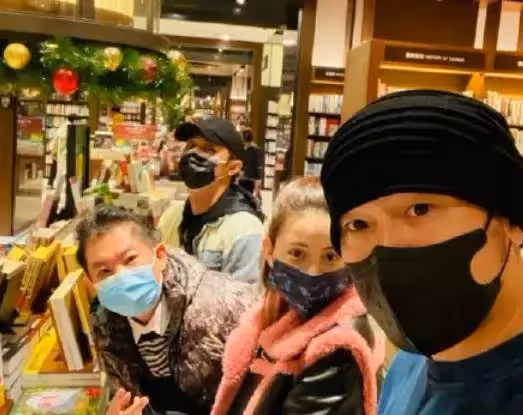 昆淩懷孕6個月，周杰倫帶她逛街，挺著大肚子的昆淩「孕樣十足」，網友：幸福媽媽