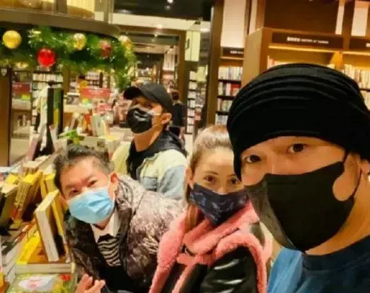 昆淩懷孕6個月，周杰倫帶她逛街，挺著大肚子的昆淩「孕樣十足」，網友：幸福媽媽