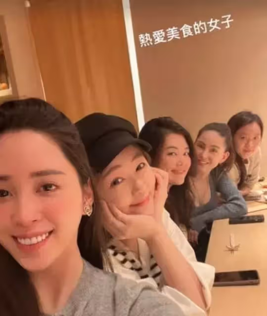 昆淩懷孕6個月，周杰倫帶她逛街，挺著大肚子的昆淩「孕樣十足」，網友：幸福媽媽