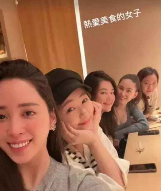 昆淩懷孕6個月，周杰倫帶她逛街，挺著大肚子的昆淩「孕樣十足」，網友：幸福媽媽