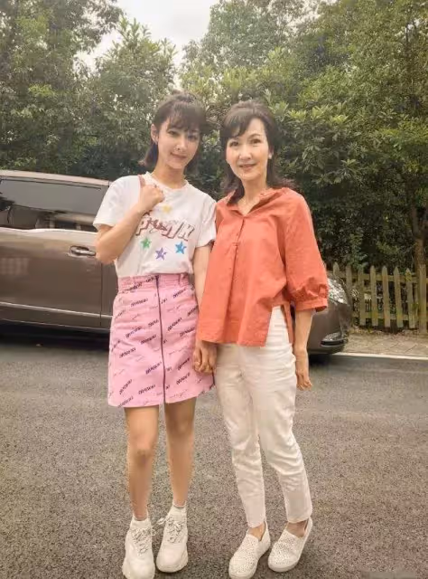 當紅隱退嫁富商！婚姻被插足「失去孩子被判無法生育」又離婚　堅強撐過「與養女相依為命」64歲現況曝光