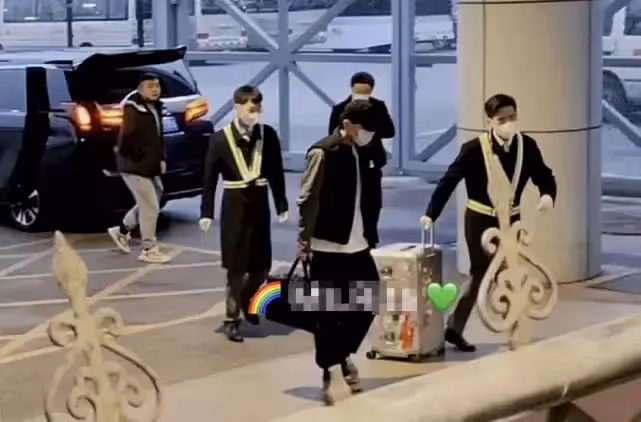 鄧倫現身上海處理稅務畫面曝光，現已乘車離去，粉絲透露他已回家
