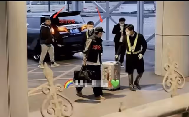 鄧倫現身上海處理稅務畫面曝光，現已乘車離去，粉絲透露他已回家