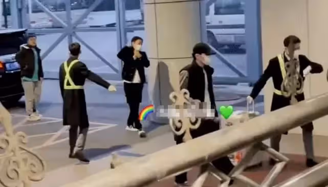 鄧倫現身上海處理稅務畫面曝光，現已乘車離去，粉絲透露他已回家