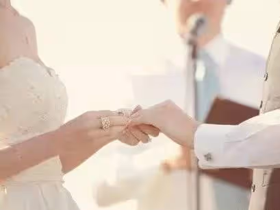 和初戀結婚一年，商場逛街男孩喊老婆媽媽，看到男孩男子蒙住