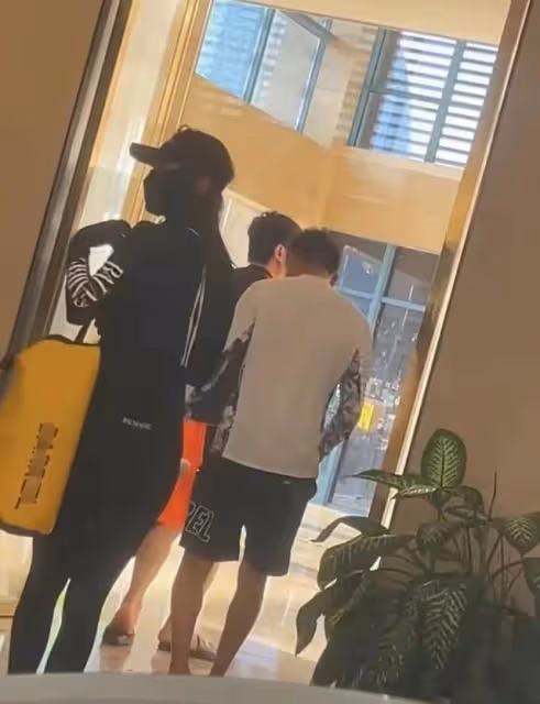 沈騰外出被偶遇,身形消瘦頗有校草風範,與兩位異性合照紅光滿面