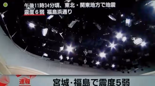 日主播工作遇7級地震，影棚劇烈晃動燈架險摔碎，本人仍鎮定播報