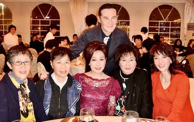一眾老戲骨重聚,鄭裕玲與前男友同框不尷尬,喜劇女王黃韻詩出鏡