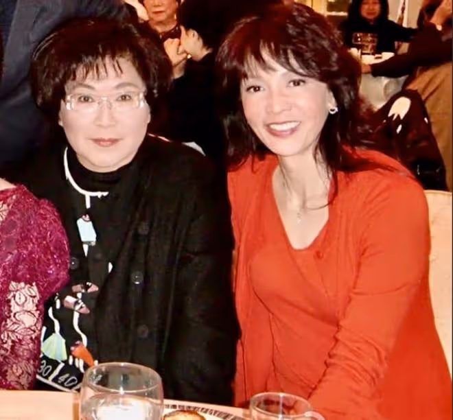一眾老戲骨重聚,鄭裕玲與前男友同框不尷尬,喜劇女王黃韻詩出鏡
