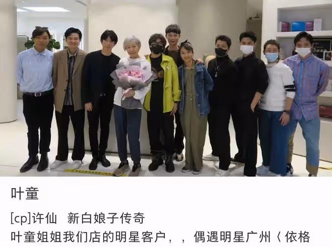 59歲葉童低調回內地,滿頭白髮仍自信十足,疑陪富豪老公巡視業務