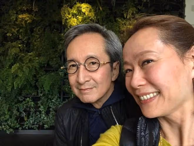59歲葉童低調回內地,滿頭白髮仍自信十足,疑陪富豪老公巡視業務