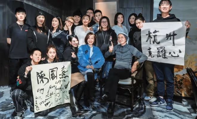 59歲葉童低調回內地,滿頭白髮仍自信十足,疑陪富豪老公巡視業務