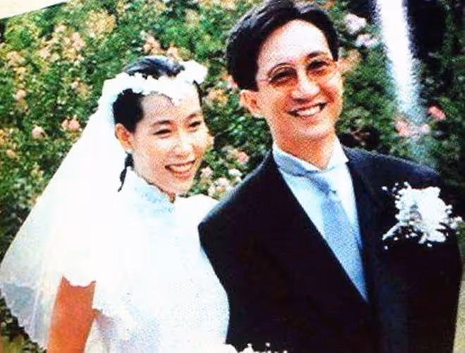 59歲葉童低調回內地,滿頭白髮仍自信十足,疑陪富豪老公巡視業務