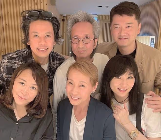 59歲葉童低調回內地,滿頭白髮仍自信十足,疑陪富豪老公巡視業務