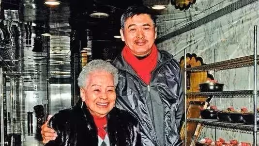 63歲周潤發全家照曝光！原來俊美是「遺傳媽媽」 發嫂曾被酸「配不上」如今依舊甜蜜30年