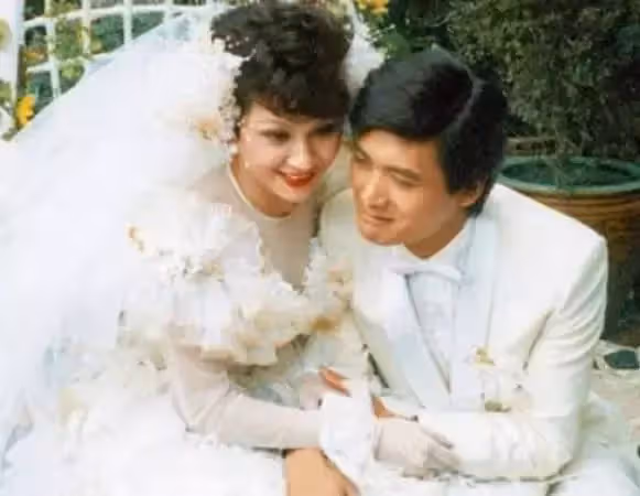 63歲周潤發全家照曝光！原來俊美是「遺傳媽媽」 發嫂曾被酸「配不上」如今依舊甜蜜30年