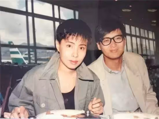 63歲周潤發全家照曝光！原來俊美是「遺傳媽媽」 發嫂曾被酸「配不上」如今依舊甜蜜30年