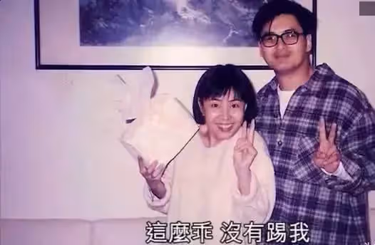 63歲周潤發全家照曝光！原來俊美是「遺傳媽媽」 發嫂曾被酸「配不上」如今依舊甜蜜30年
