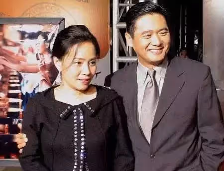 63歲周潤發全家照曝光！原來俊美是「遺傳媽媽」 發嫂曾被酸「配不上」如今依舊甜蜜30年