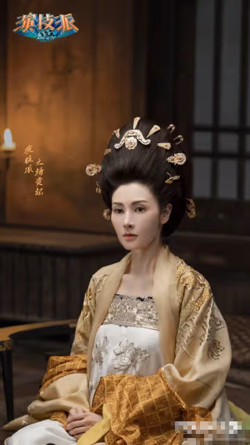 嫁富豪11年引退！「李嘉欣頂貴妃妝復出」49歲依舊美艷動人「罕見現身片場」網友：保養太好了