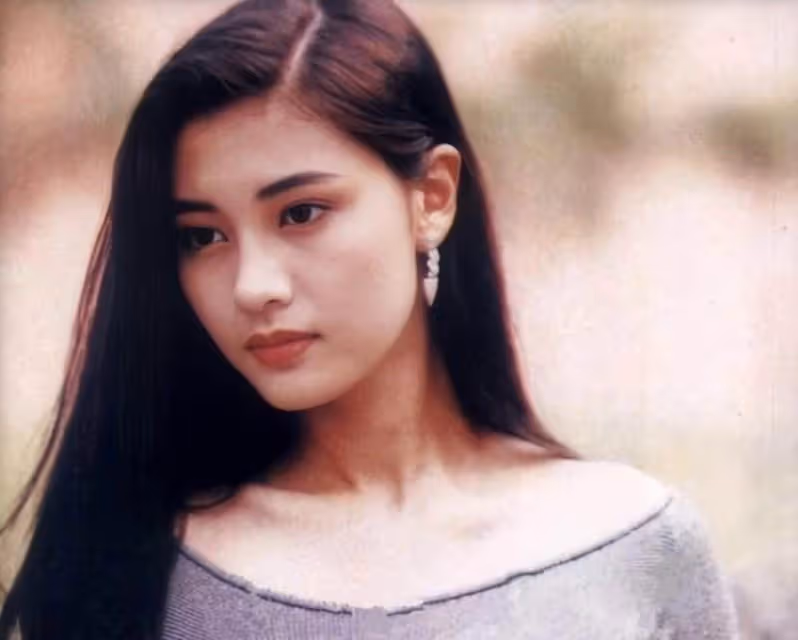 嫁富豪11年引退！「李嘉欣頂貴妃妝復出」49歲依舊美艷動人「罕見現身片場」網友：保養太好了