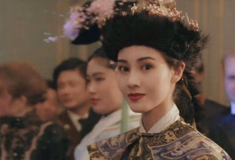 嫁富豪11年引退！「李嘉欣頂貴妃妝復出」49歲依舊美艷動人「罕見現身片場」網友：保養太好了