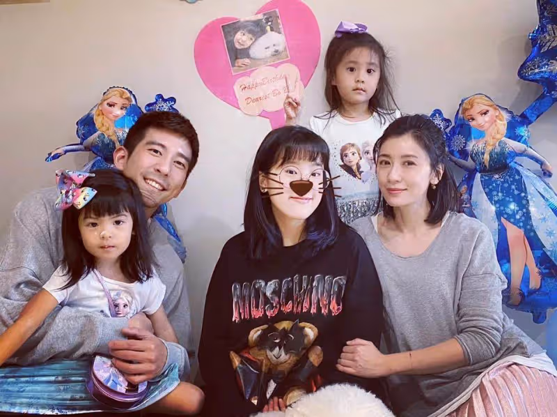 梧桐妹美到認不出！長相高級「容貌酷似賈靜雯年輕時」， 與繼父繼母「關係好」獲雙倍寵愛!
