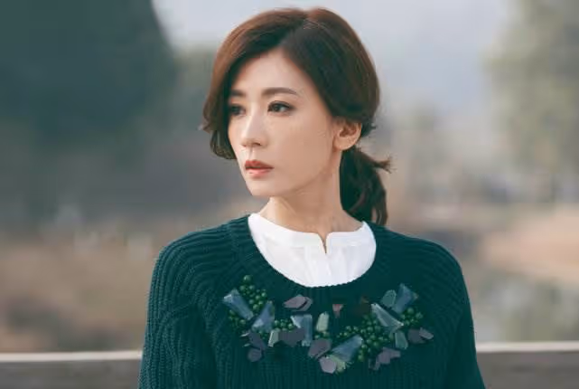 梧桐妹美到認不出！長相高級「容貌酷似賈靜雯年輕時」， 與繼父繼母「關係好」獲雙倍寵愛!