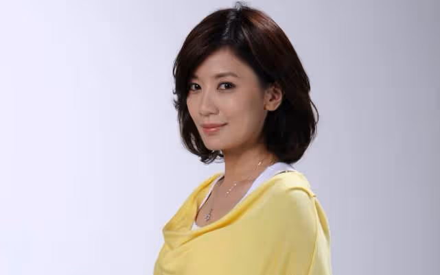 梧桐妹美到認不出！長相高級「容貌酷似賈靜雯年輕時」， 與繼父繼母「關係好」獲雙倍寵愛!