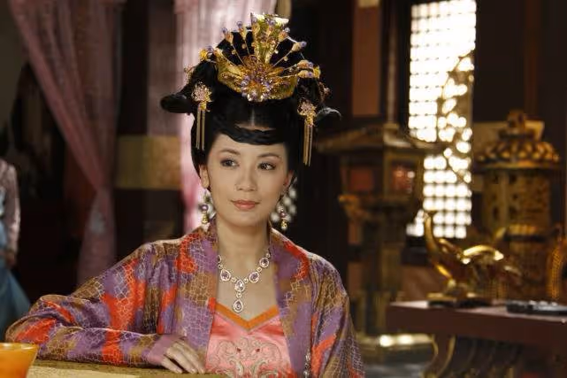 梧桐妹美到認不出！長相高級「容貌酷似賈靜雯年輕時」， 與繼父繼母「關係好」獲雙倍寵愛!