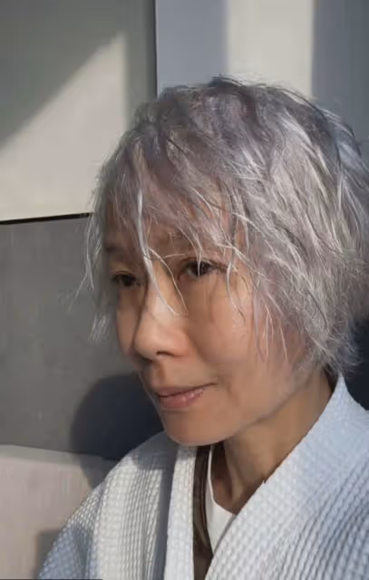 葉童頂著一頭白髮，臉上斑點法令紋都不遮，太真實了，接受自己的年齡