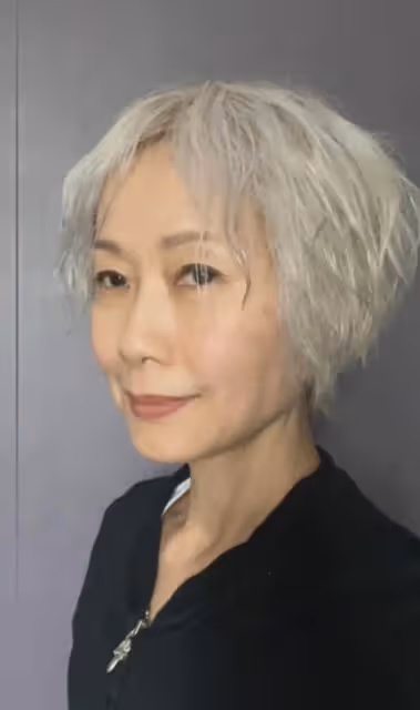 葉童頂著一頭白髮，臉上斑點法令紋都不遮，太真實了，接受自己的年齡