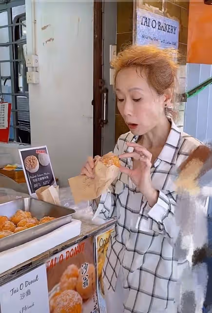 葉童頂著一頭白髮，臉上斑點法令紋都不遮，太真實了，接受自己的年齡