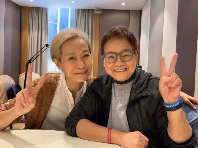 葉童頂著一頭白髮，臉上斑點法令紋都不遮，太真實了，接受自己的年齡